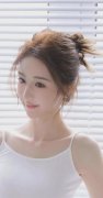 把坤坤放正在小女生的鸡里面
